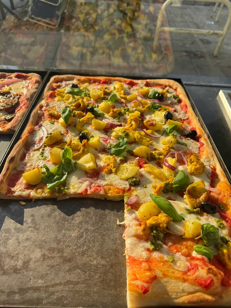 Pizza Pollo — poulet, pommes de terre, pesto, basilic